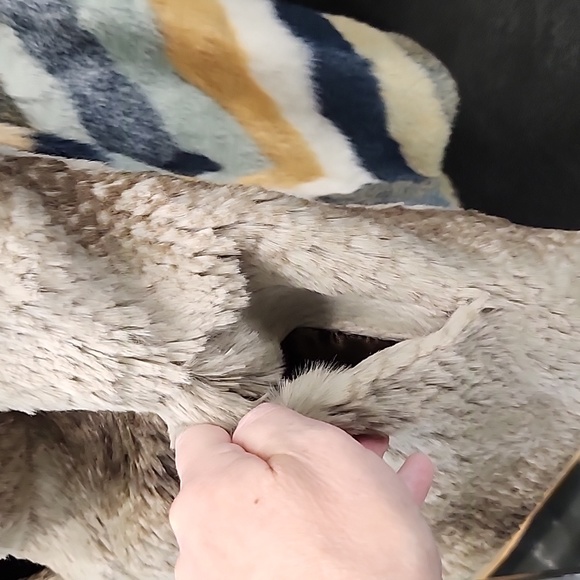 Aqua collared faux fur vest, tan, size small - Picture 5 of 5